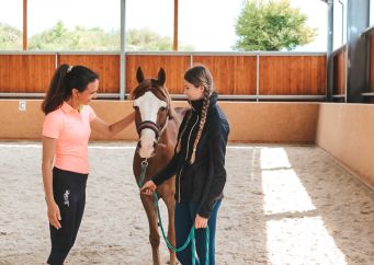 Prožili jsme celodenní kurz s Horses have soul a Equestrinity: Jak mohou prožitky ovlivnit vztah mezi člověkem a koněm? Přečtěte si naši recenzi na blogu horseboook.